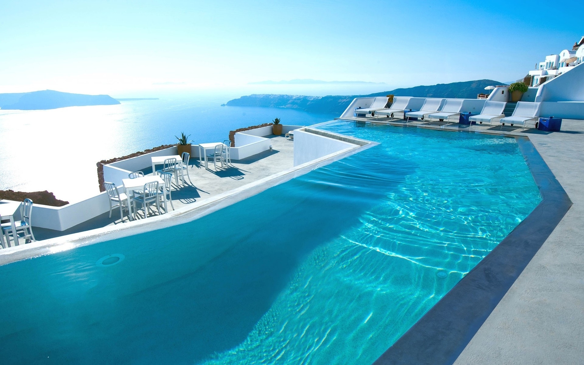 Luxurious Swimming Pools to enjoy Summer Santorini