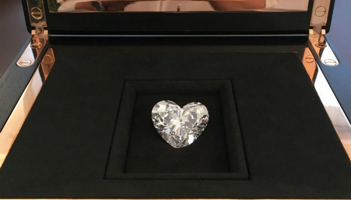 Unveiled the largest flawless heart-shaped Diamond in the world (2)