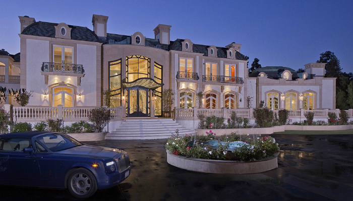 Or in case it is not the best time for you to buy a Grand Palace you can make your dream a bit more real by getting to know this Beverly Hills Mansion.