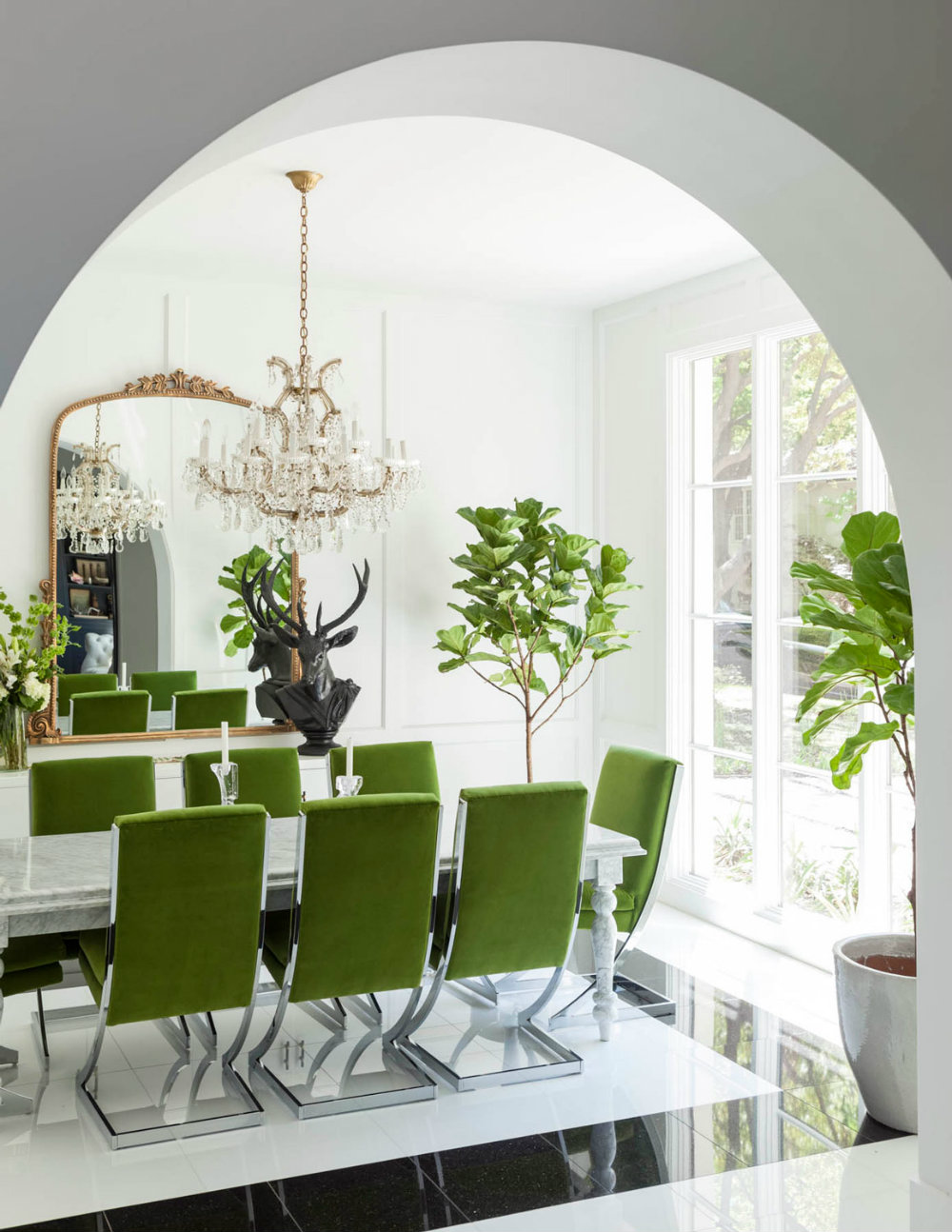 7 Summer-Ready Luxury Dining Rooms To Inspire You 06