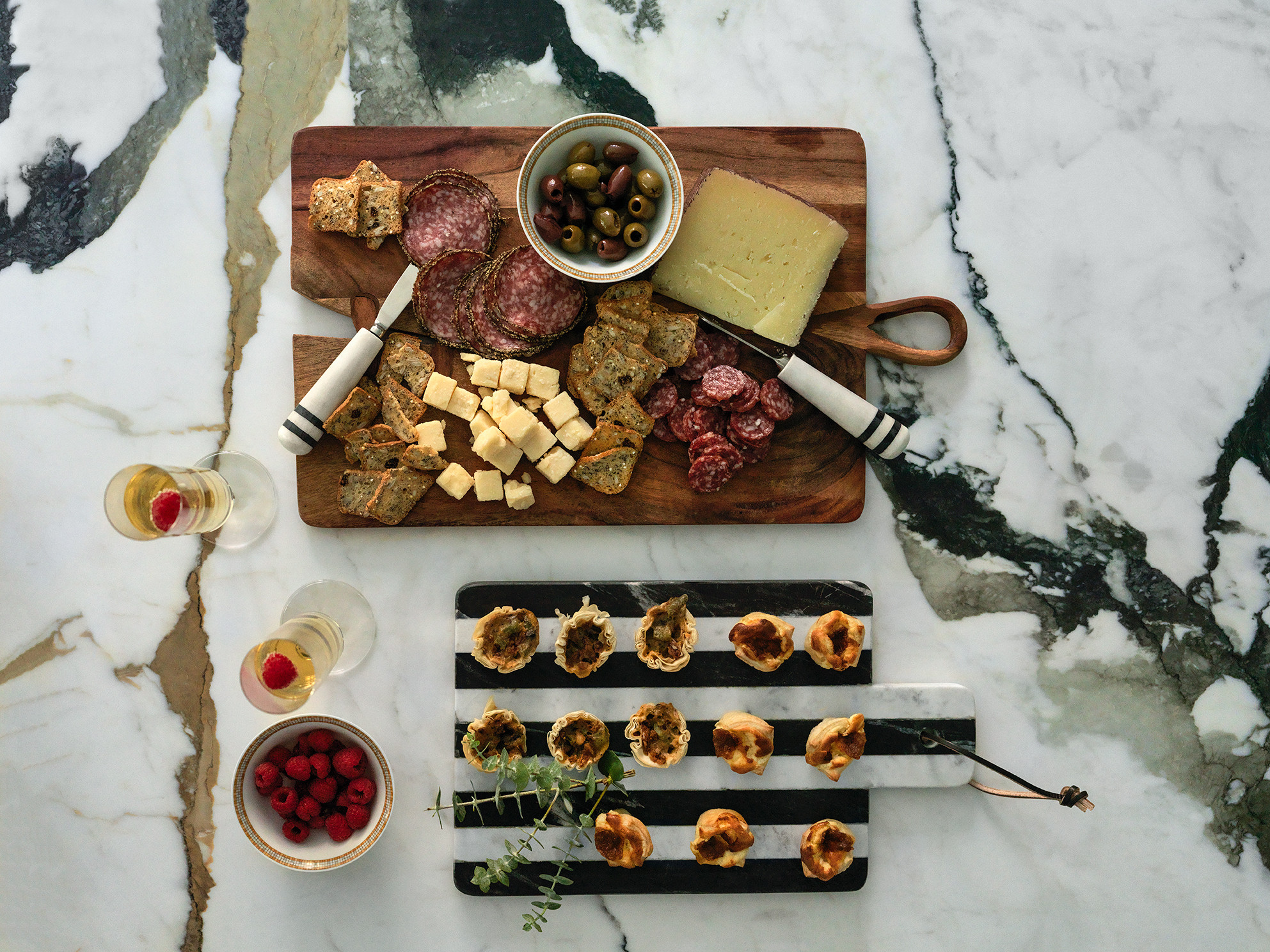 Camouflage Kitchen: Marble Takes The Center Stage