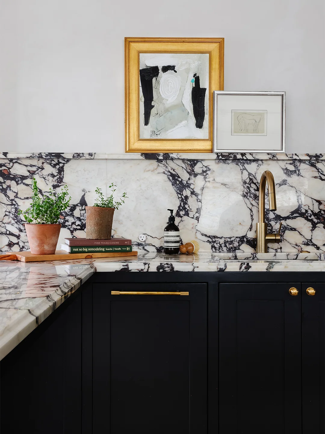 Camouflage Kitchen: Marble Takes The Center Stage