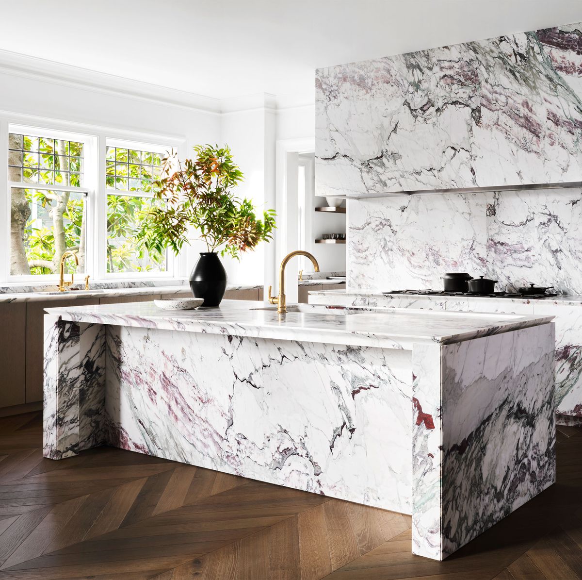 Camouflage Kitchen: Marble Takes The Center Stage